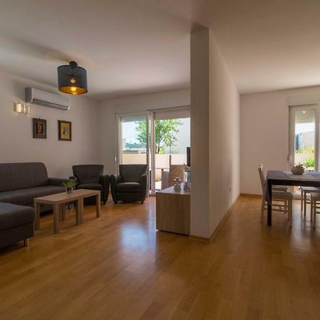 Apartman S Bazenom U Centru Daire Makarska Dış mekan fotoğraf