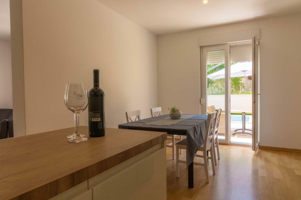 Apartman S Bazenom U Centru Daire Makarska Dış mekan fotoğraf