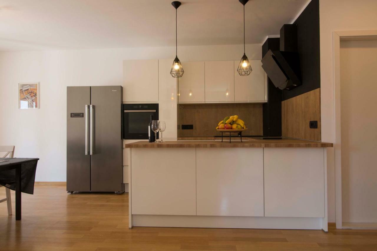 Apartman S Bazenom U Centru Daire Makarska Dış mekan fotoğraf
