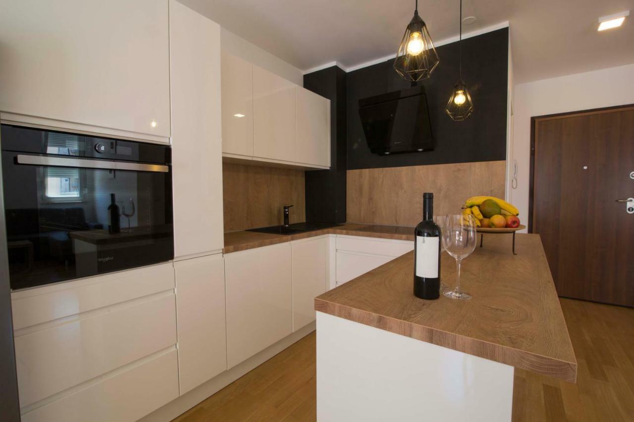 Apartman S Bazenom U Centru Daire Makarska Dış mekan fotoğraf